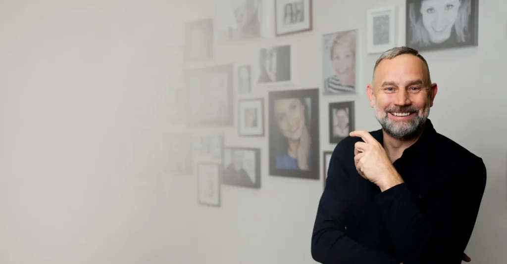 Cyfrowa nawigacja DSD – bezpieczne i precyzyjne zabiegi w EndoEstetica 3 Dr Bartosz Cerkaski – stomatolog EndoEstetica Clinic Luboń na tle galerii uśmiechów pacjentów